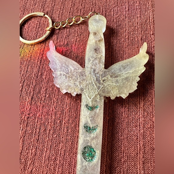 🌿Pretty handmade moss & lichen pale gold quartz winged resin dagger keychain🌿 - Picture 2 of 9
